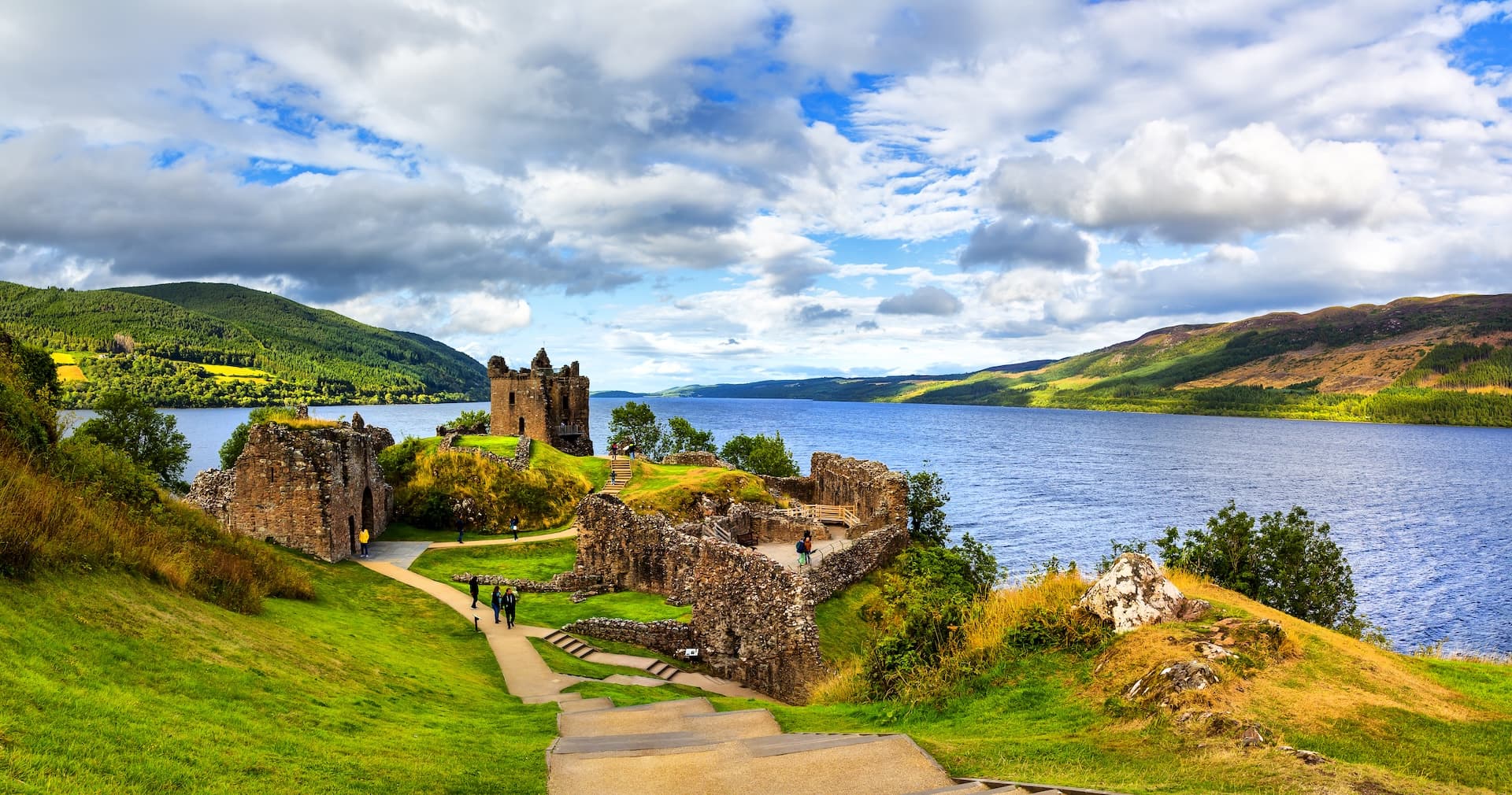 urquhart-castle-along-loch-ness