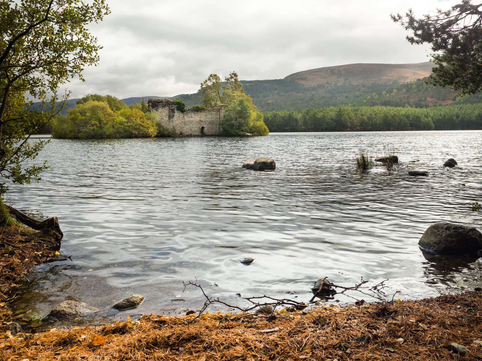 ruins-and-lake-cairngorm