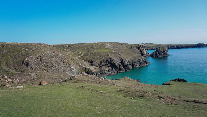 Kynance Cove rugged cliffs and turquoise sea in Cornwall coast
